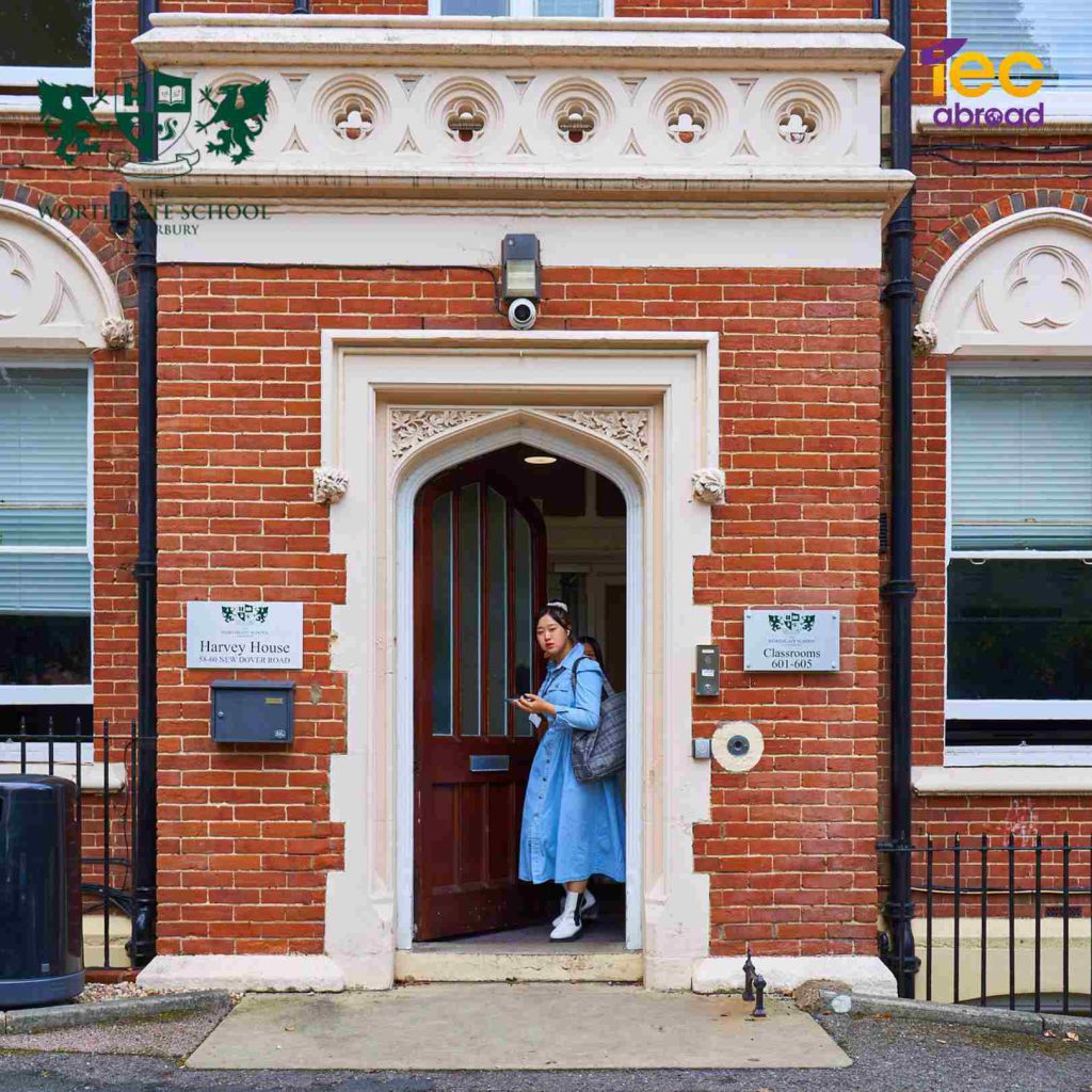 Update! ทุนเรียนต่อมัธยมที่อังกฤษ ปี 2026!! - UK Boarding School Scholarships